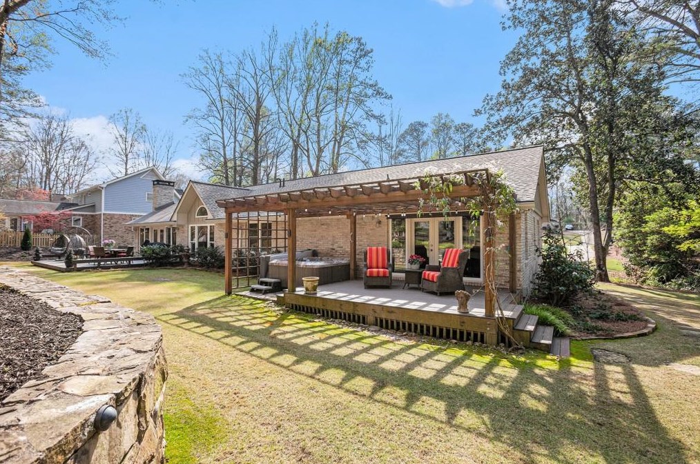 7265 Hunters Branch Dr, Atlanta GA  30328-1718 exterior