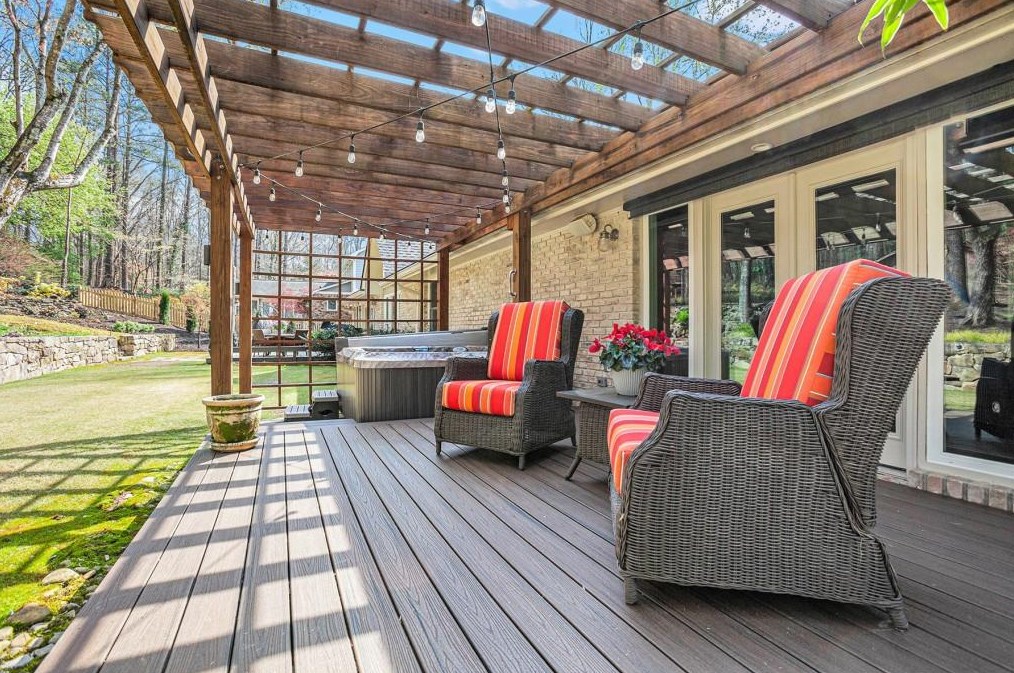 7265 Hunters Branch Dr, Atlanta GA  30328-1718 exterior