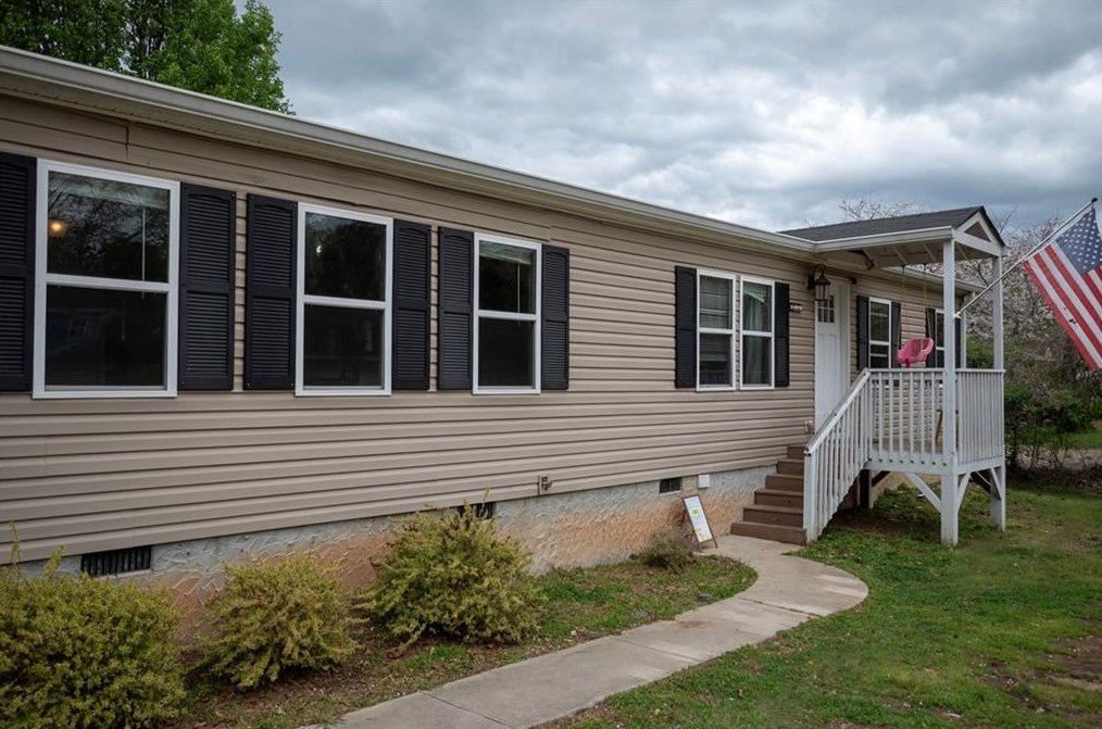 419 Blueberry Ln, Winder, GA 30680-4141