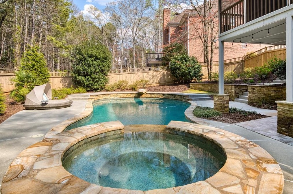 2020 Brooke Forest Ct, Alpharetta GA  30022-3418 exterior