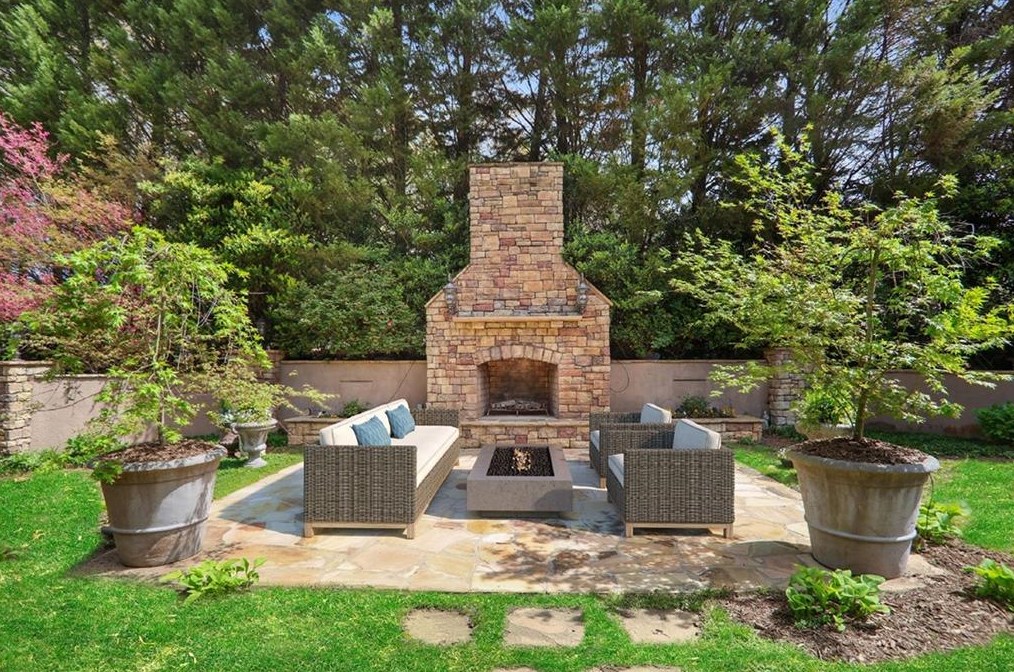 624 Windsor Pkwy, Atlanta GA  30342-2802 exterior