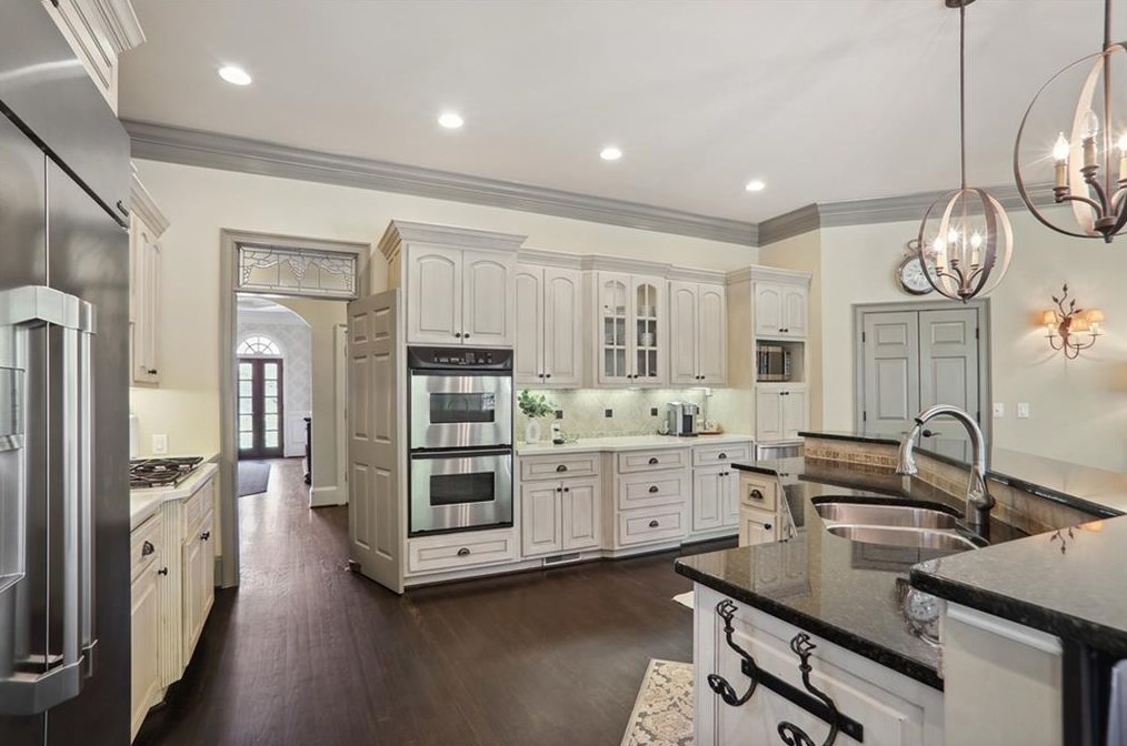 624 Windsor Pkwy, Atlanta GA  30342-2802 exterior