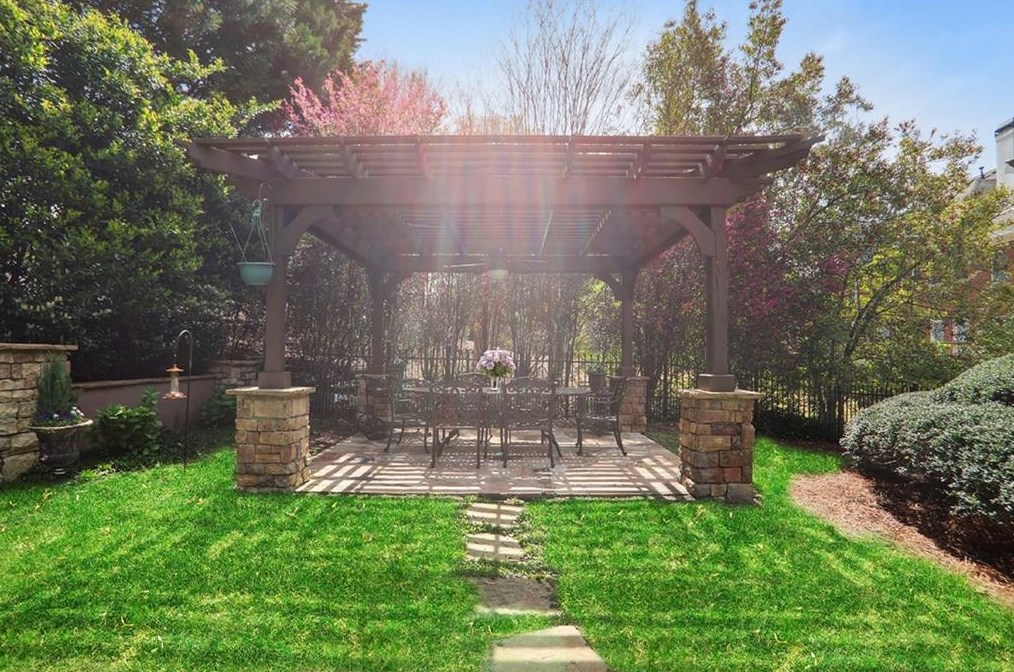 624 Windsor Pkwy, Atlanta GA  30342-2802 exterior