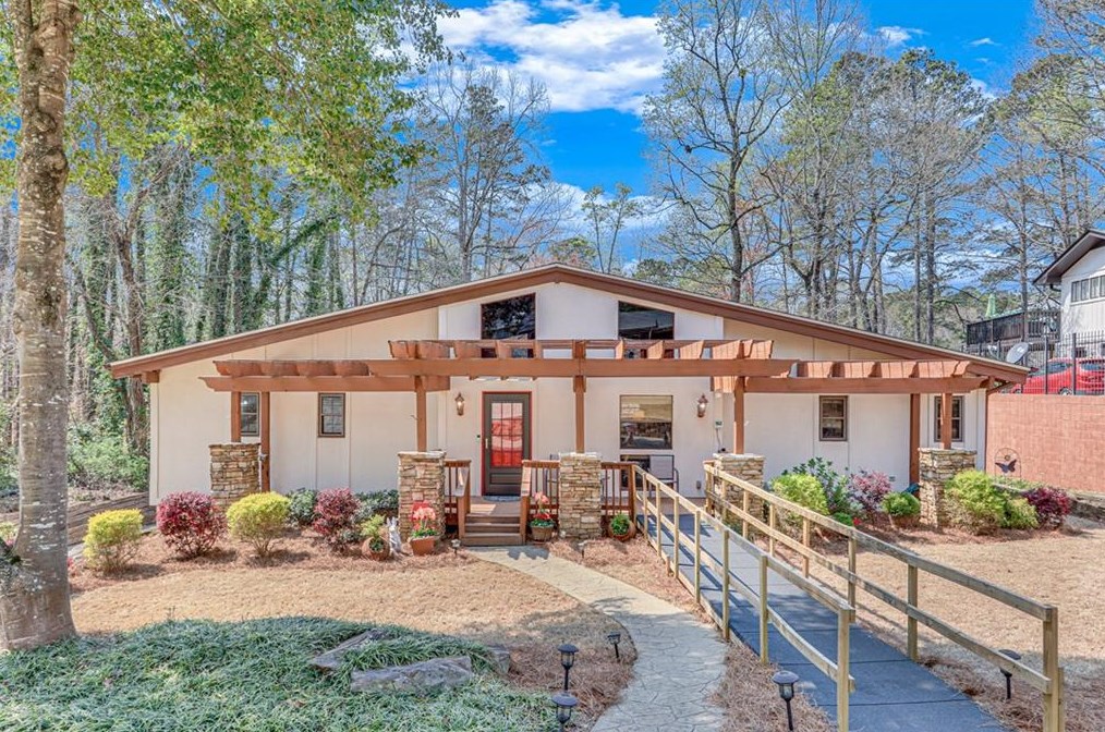 5831 Lakeshore Dr, Buford, GA 30518-1309