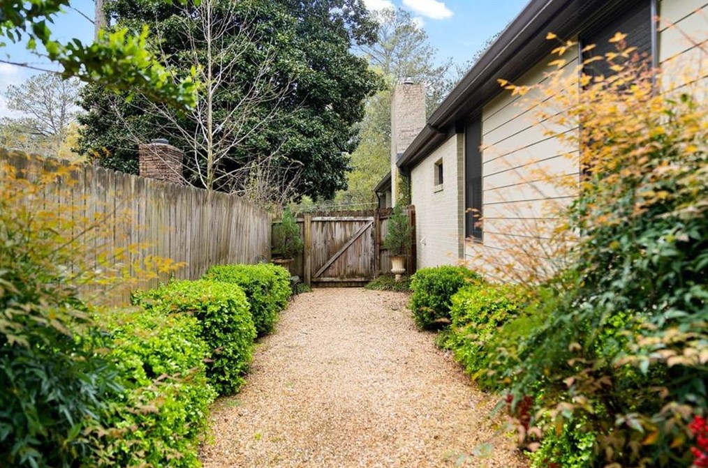 1720 Briarlake Cir, Decatur GA  30033-1110 exterior