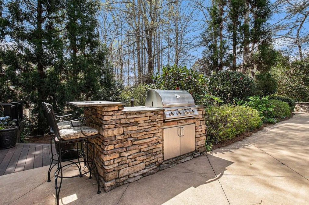 7320 Hunters Branch Dr, Atlanta GA  30328-1721 exterior