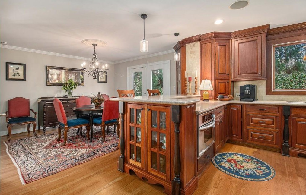 7320 Hunters Branch Dr, Atlanta GA  30328-1721 exterior