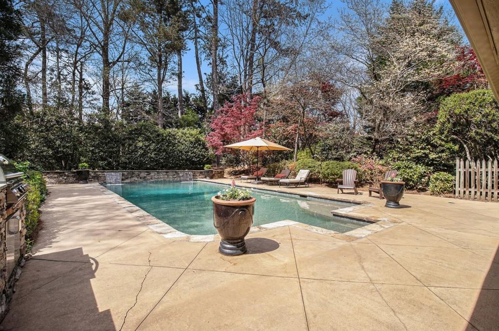 7320 Hunters Branch Dr, Atlanta GA  30328-1721 exterior