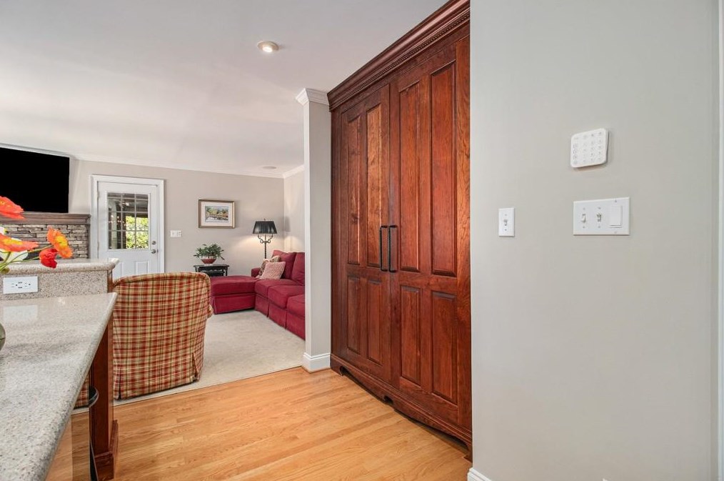 7320 Hunters Branch Dr, Atlanta GA  30328-1721 exterior