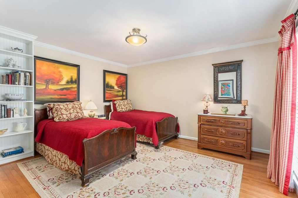7320 Hunters Branch Dr, Atlanta GA  30328-1721 exterior