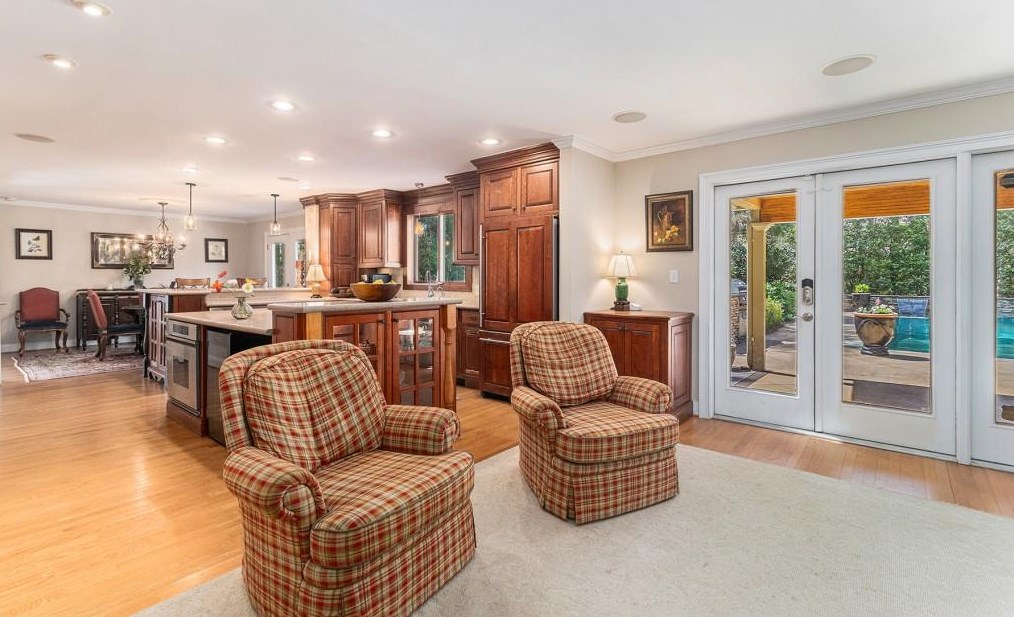7320 Hunters Branch Dr, Atlanta GA  30328-1721 exterior