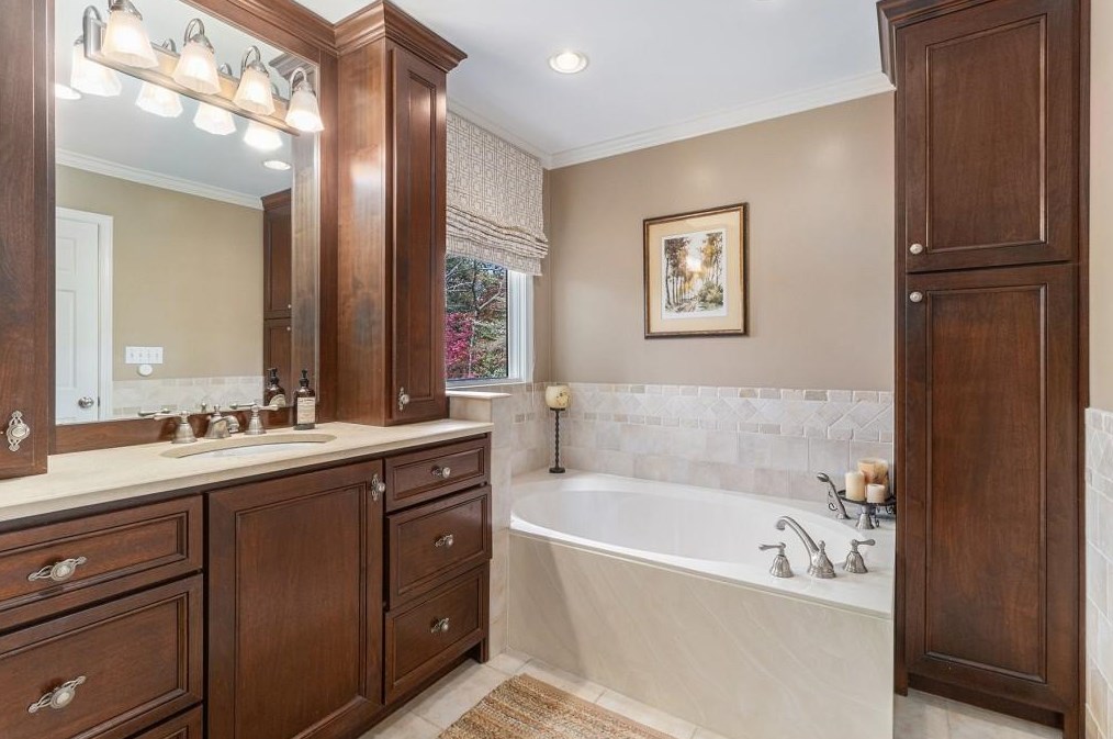 7320 Hunters Branch Dr, Atlanta GA  30328-1721 exterior