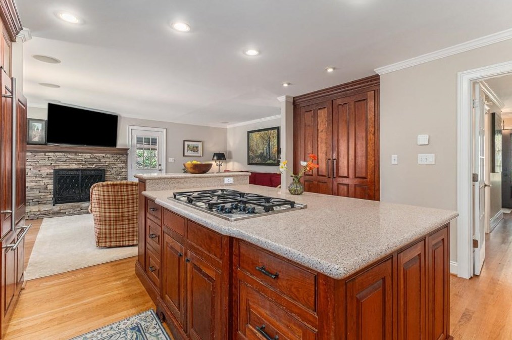 7320 Hunters Branch Dr, Atlanta GA  30328-1721 exterior