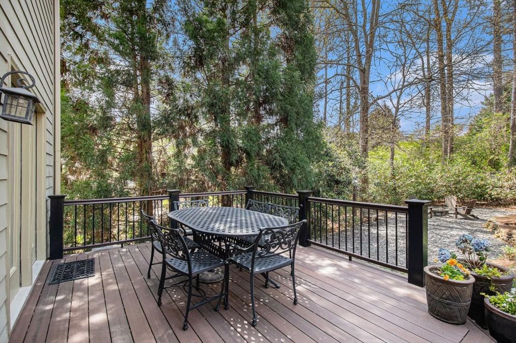 7320 Hunters Branch Dr, Atlanta GA  30328-1721 exterior
