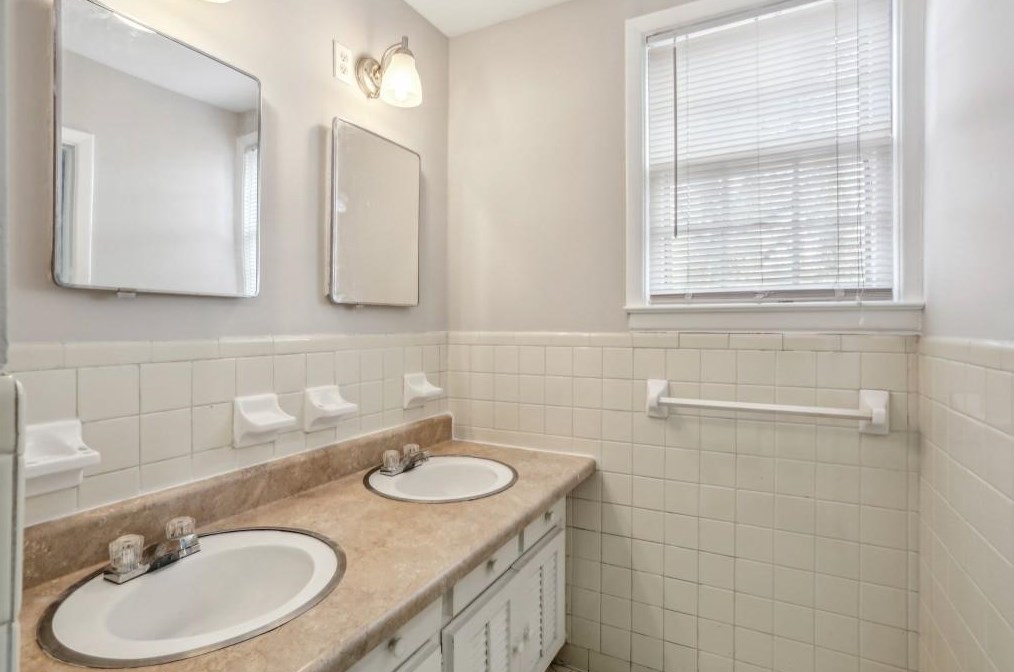 1659 Spruce Vly Dr, Decatur GA exterior