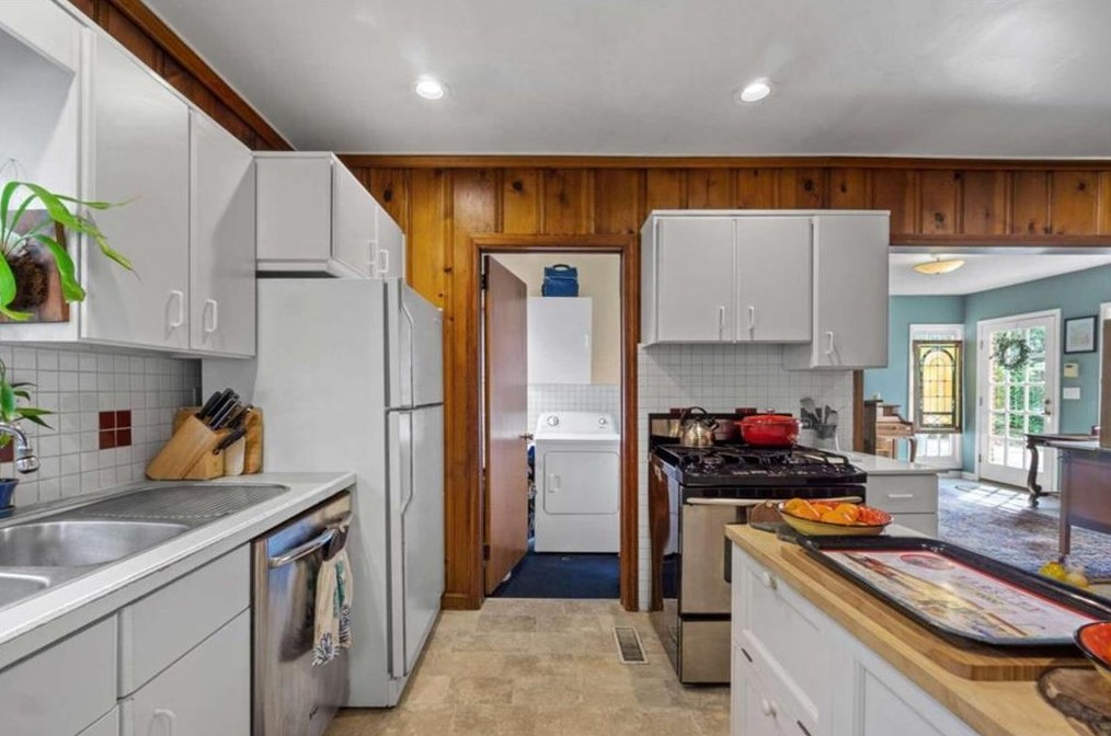 2437 Woodland Cir, Atlanta GA  30344-2735 exterior
