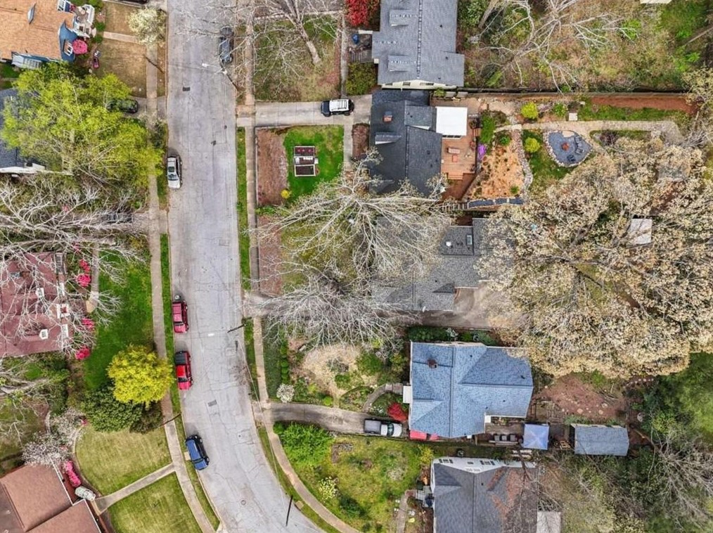 2437 Woodland Cir, Atlanta GA  30344-2735 exterior