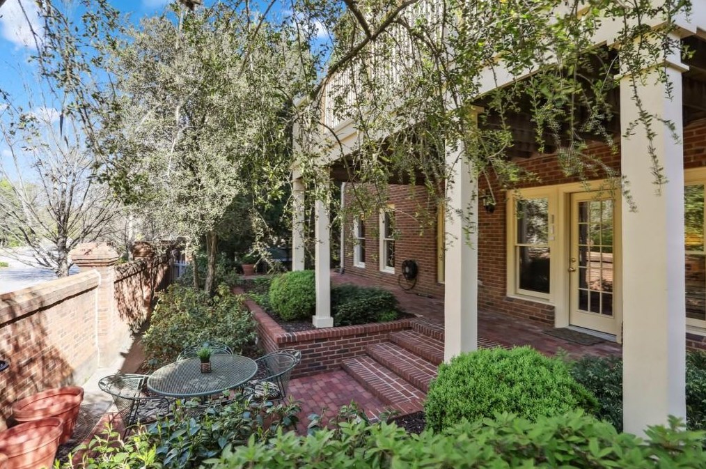 1189 Vlg Cv, Atlanta GA 30319-5308 exterior