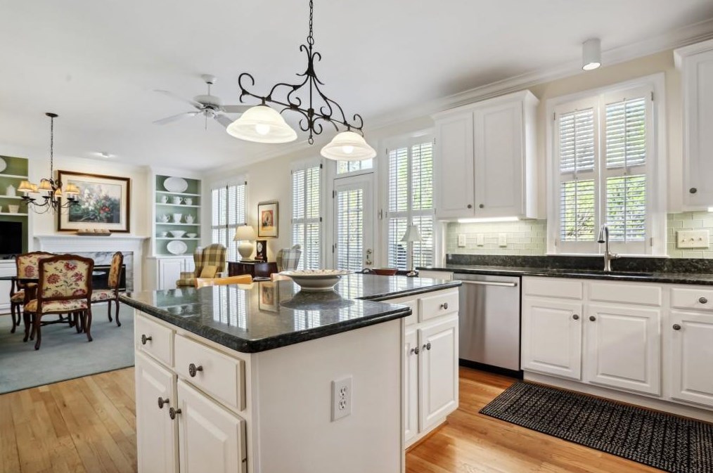 1189 Vlg Cv, Atlanta GA 30319-5308 exterior