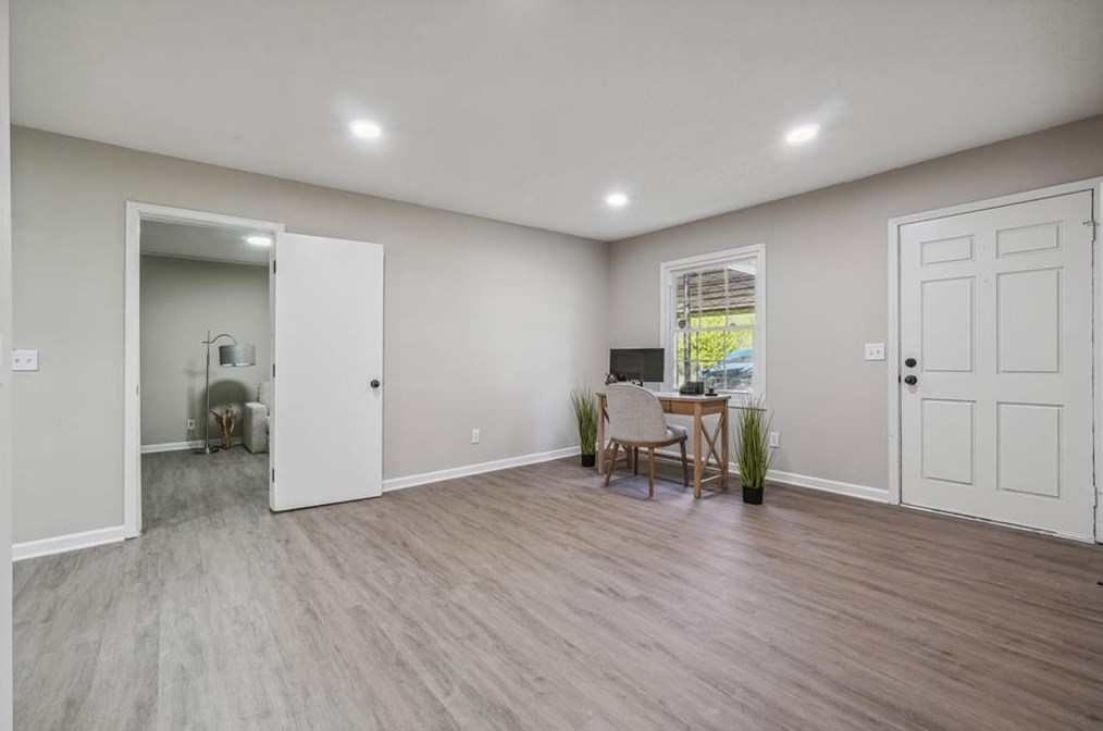 102 Valley Cir, Carrollton, GA 30117-2139