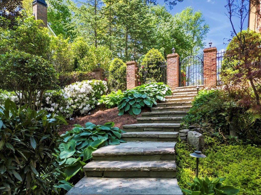 1635 Lazy River Ln, Atlanta GA  30350-3523 exterior