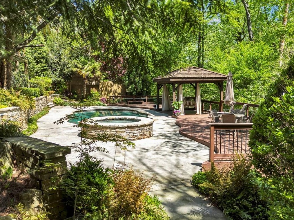 1635 Lazy River Ln, Atlanta GA  30350-3523 exterior