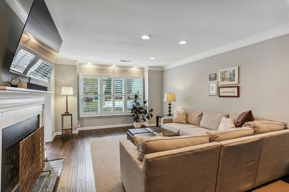 228 Peachtree Hollow Ct, Atlanta GA  30328-1643 exterior