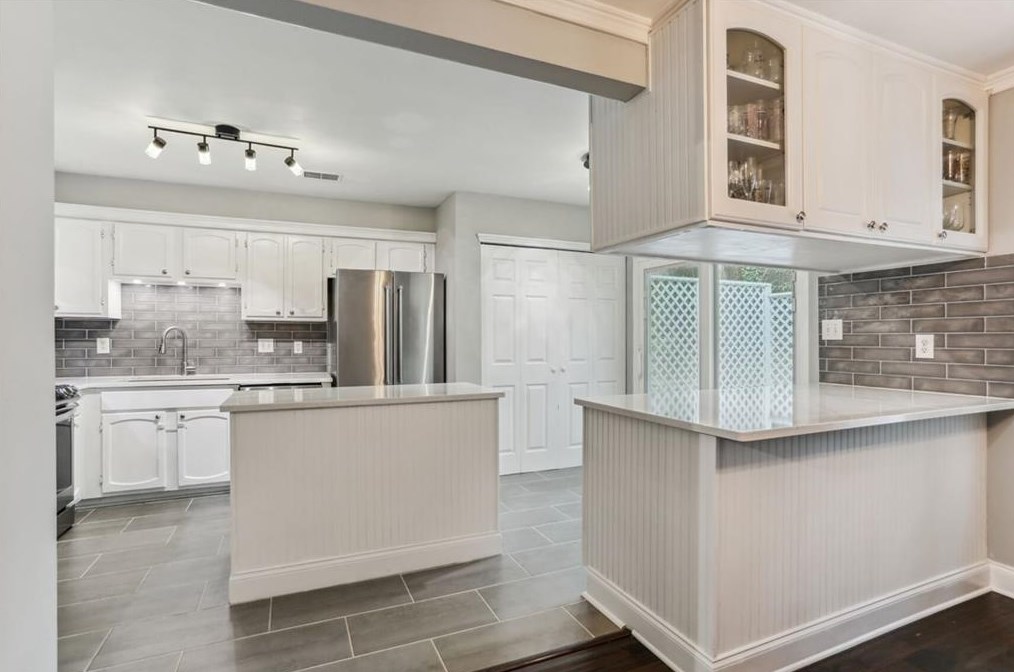 228 Peachtree Hollow Ct, Atlanta GA  30328-1643 exterior