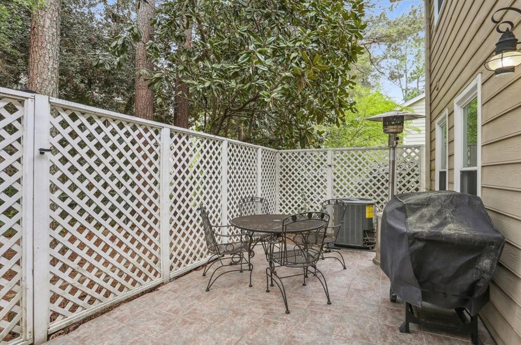228 Peachtree Hollow Ct, Atlanta GA  30328-1643 exterior