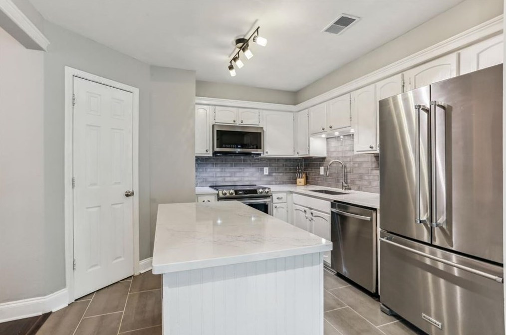 228 Peachtree Hollow Ct, Atlanta GA  30328-1643 exterior