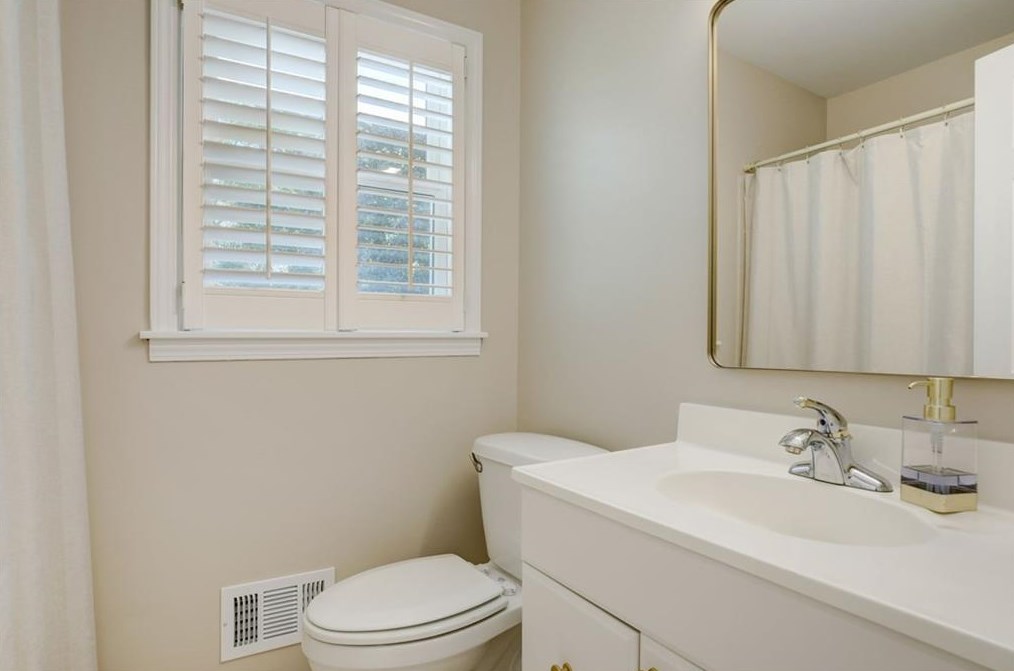 3837 Foxford Dr, Atlanta GA  30340-4406 exterior
