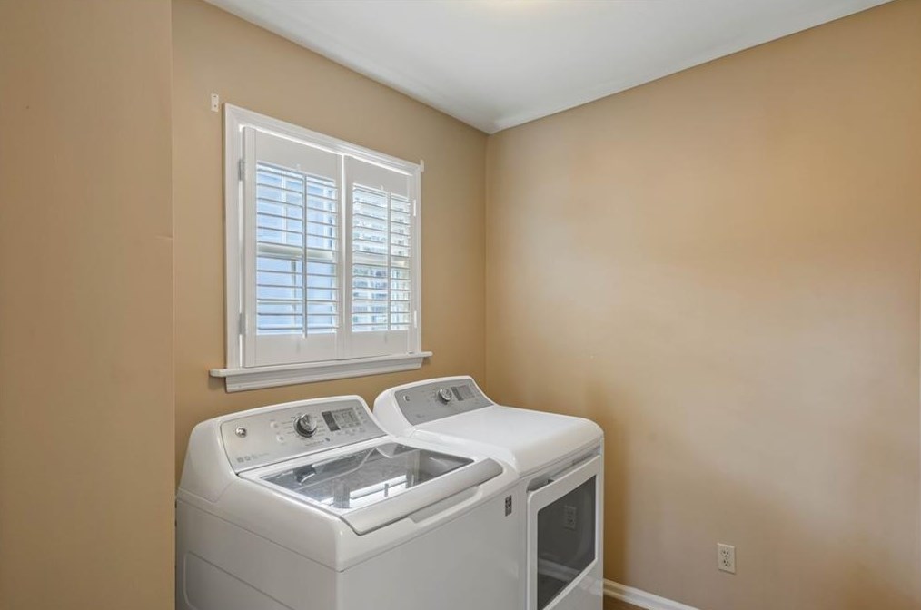 2601 Brookwood Dr, Atlanta GA  30305-3752 exterior