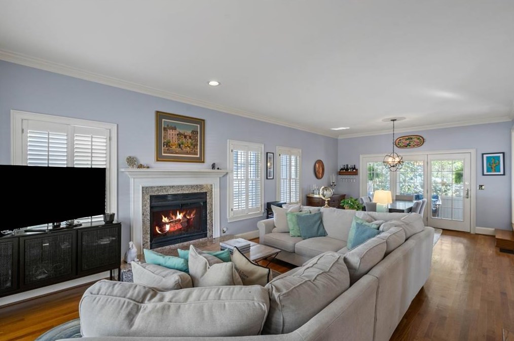 2601 Brookwood Dr, Atlanta GA  30305-3752 exterior