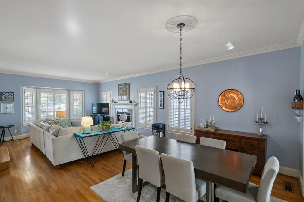 2601 Brookwood Dr, Atlanta GA  30305-3752 exterior
