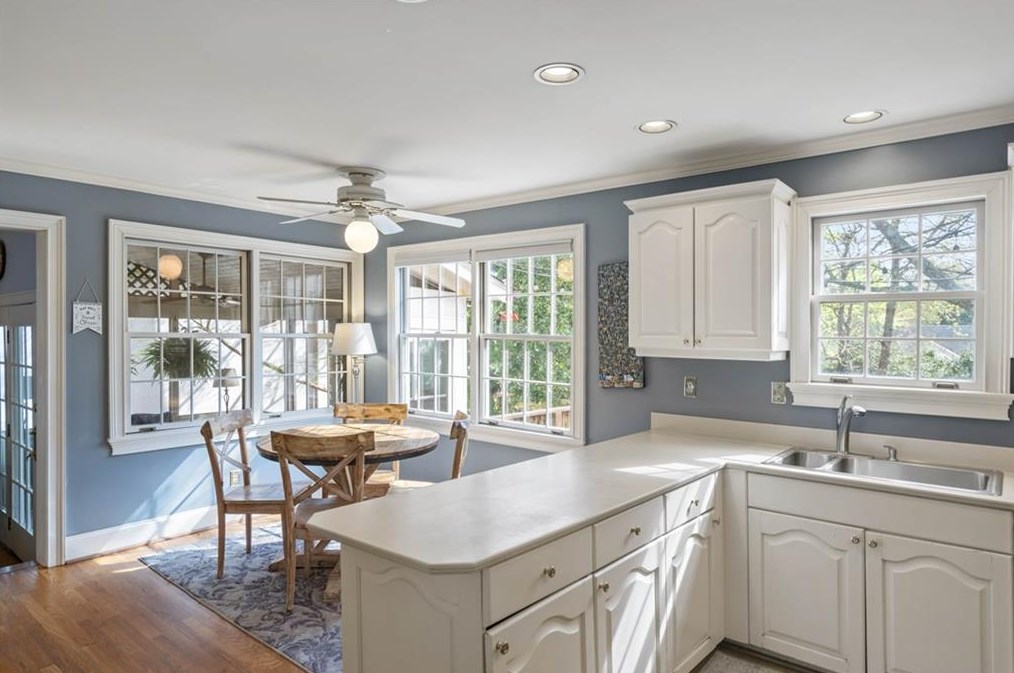 2601 Brookwood Dr, Atlanta GA  30305-3752 exterior