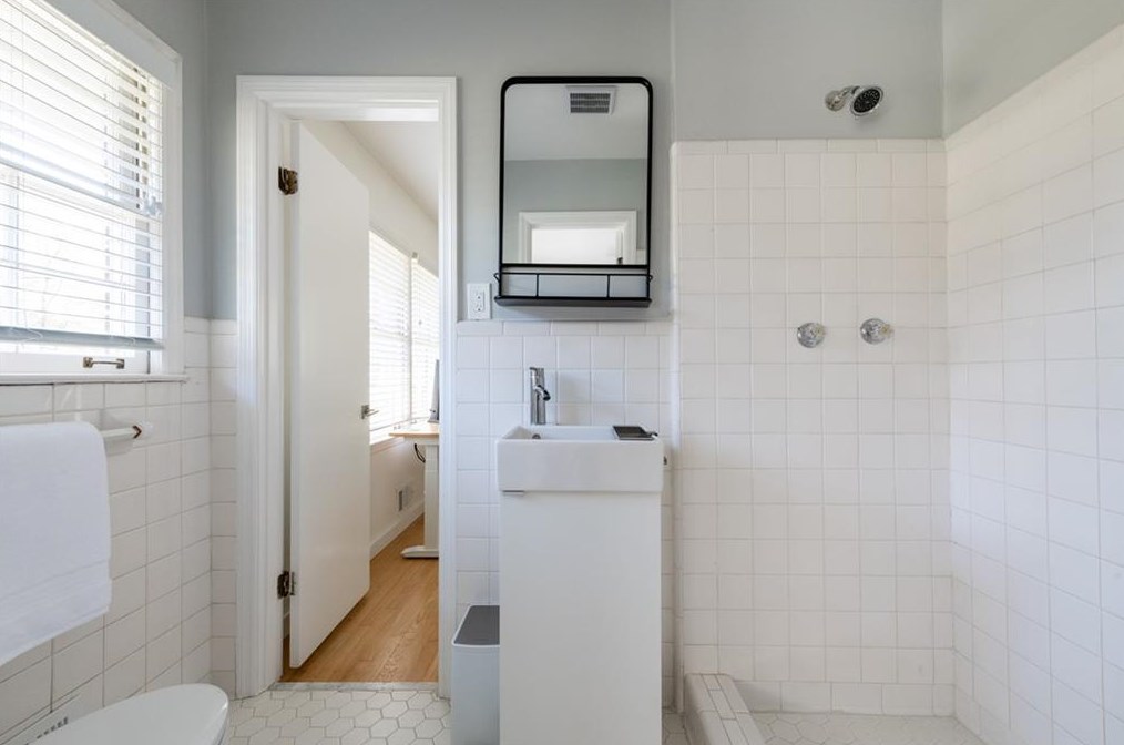 4000 Cooper Lk Rd, Smyrna GA  30082-3326 exterior