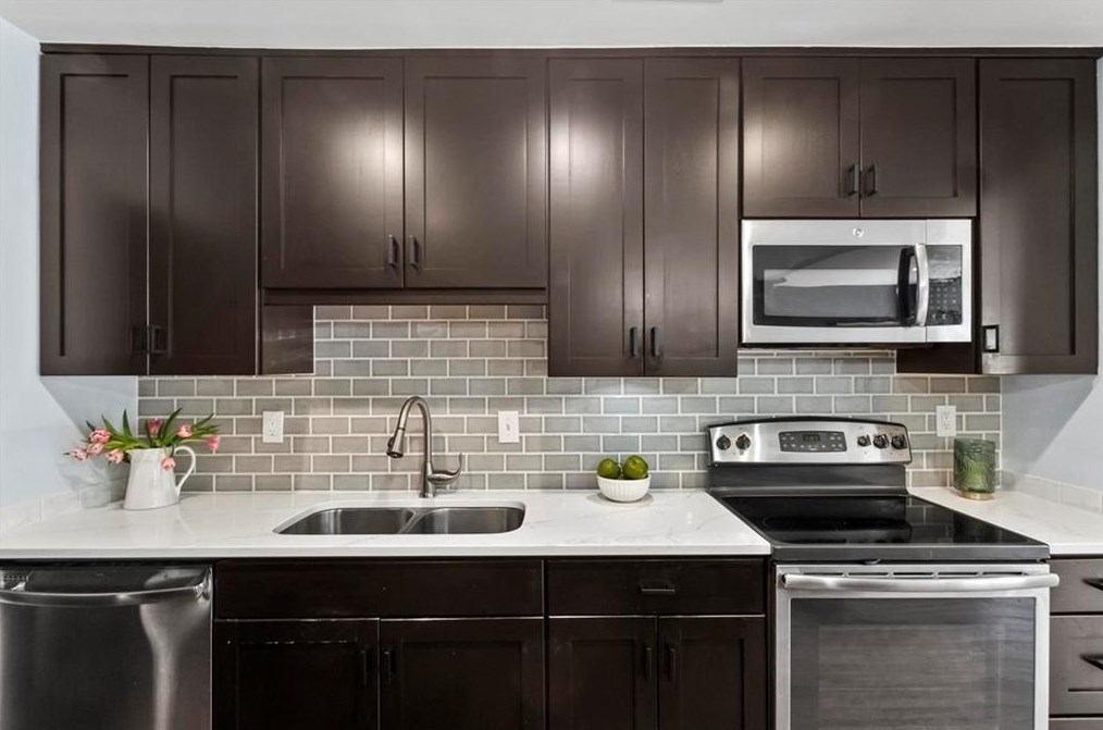 2747 Farmstead Rd, Smyrna GA  30080-2619 exterior