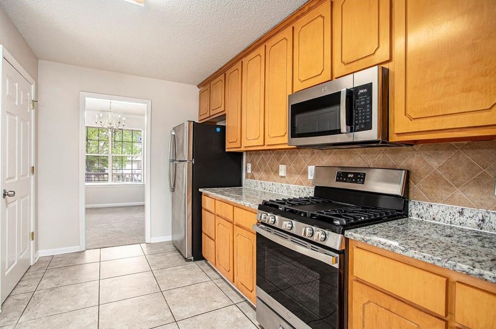 5696 Colonnade Dr, Rex GA 30273-5019 exterior