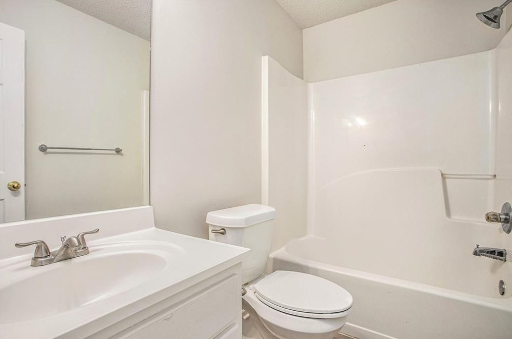 5696 Colonnade Dr, Rex GA 30273-5019 exterior