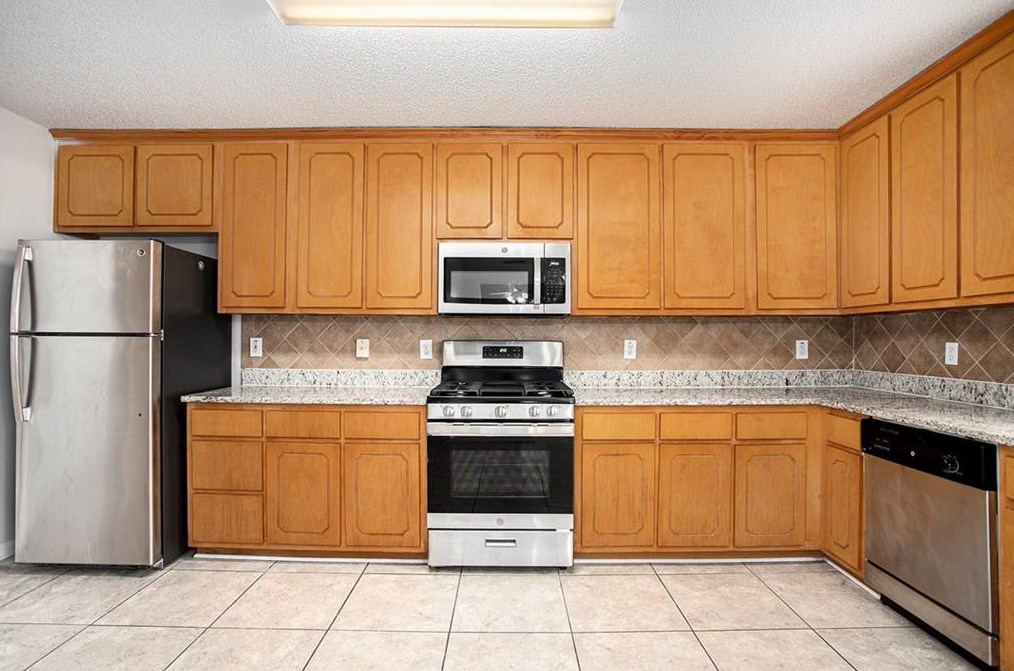 5696 Colonnade Dr, Rex GA 30273-5019 exterior