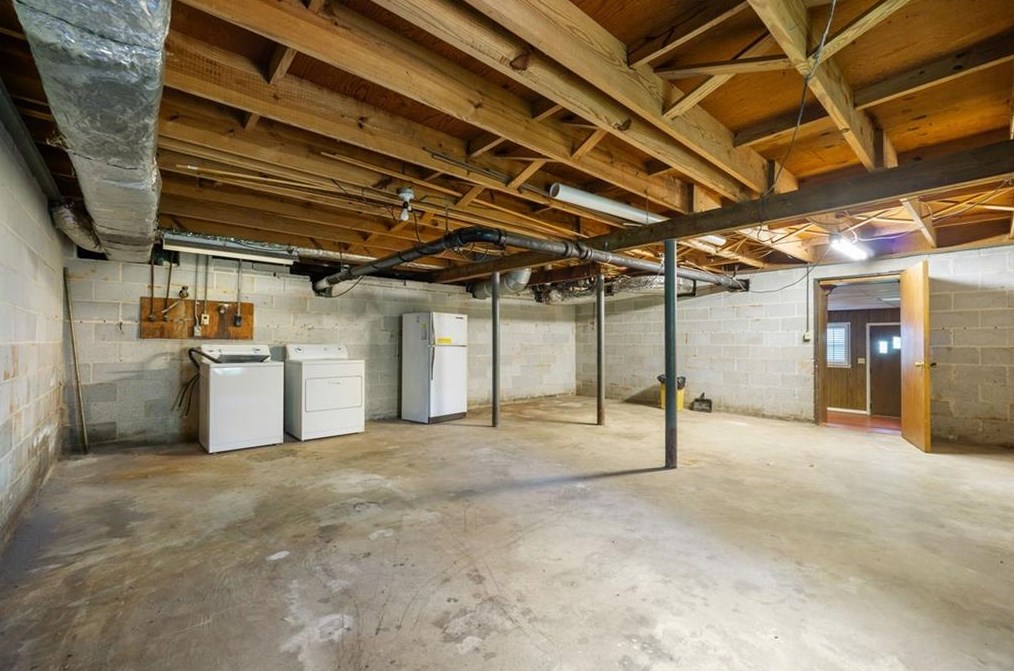 2284 Meadowvale Dr, Atlanta GA  30345-3545 exterior