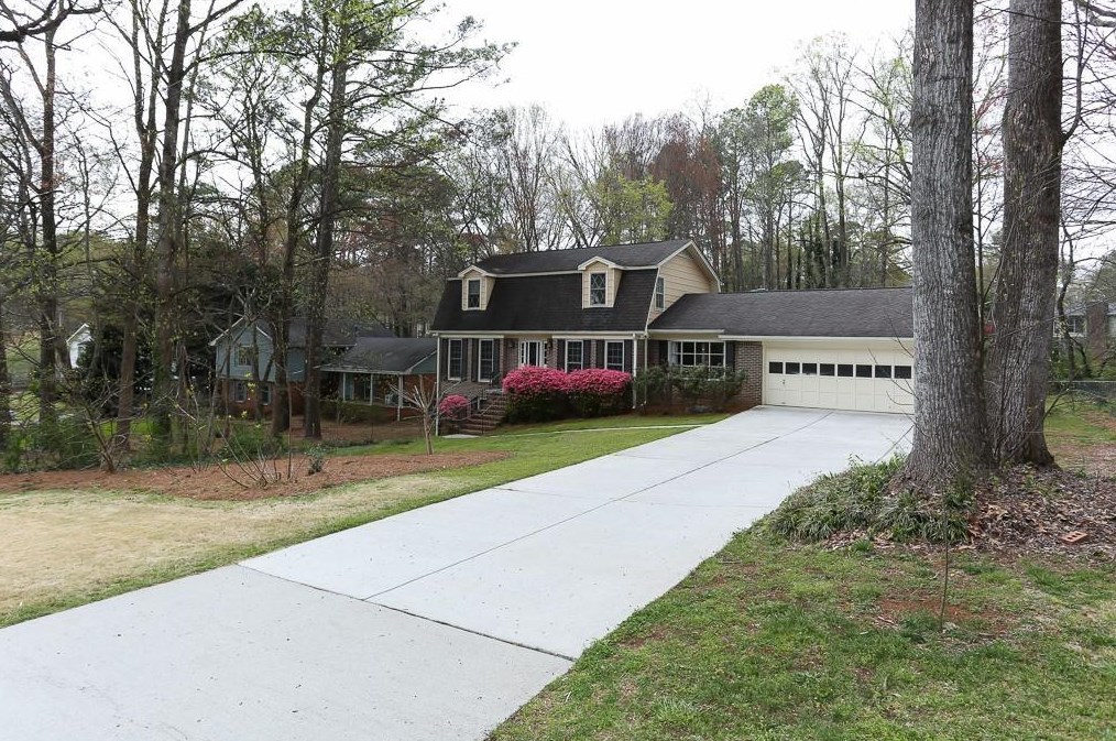 3925 White Oak Ln Sw, Lilburn, GA 30047