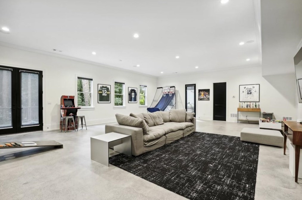 5335 Mount Vernon Pkwy, Atlanta GA  30327-4735 exterior