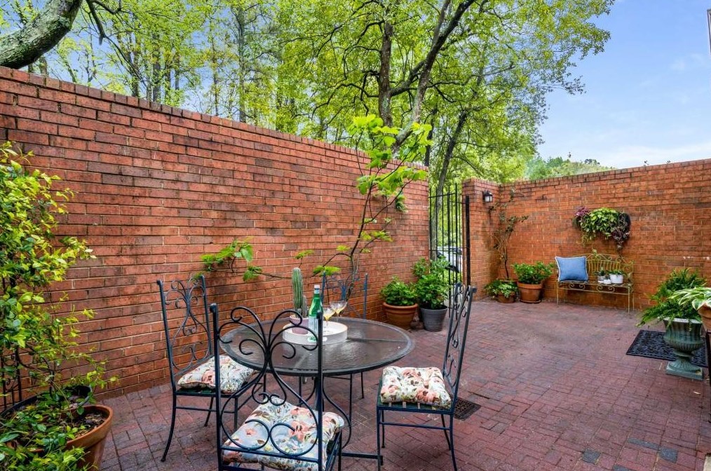 69 Willow Gln, Atlanta GA  30342-1341 exterior
