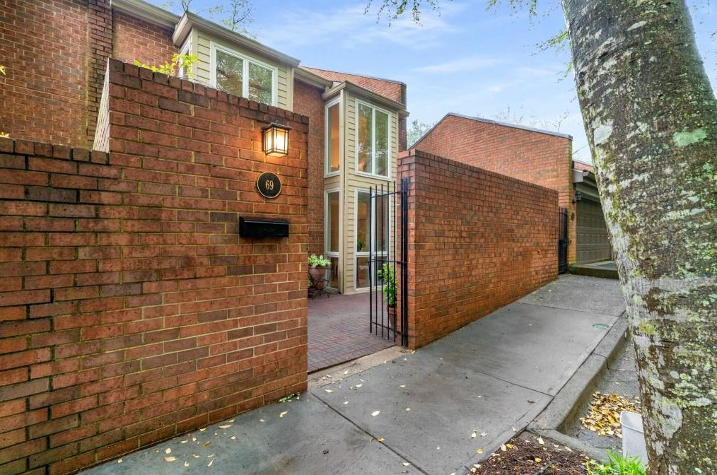 69 Willow Gln, Atlanta GA  30342-1341 exterior
