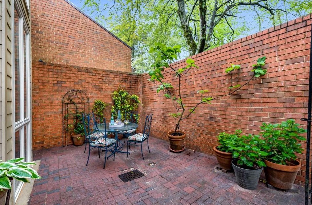 69 Willow Gln, Atlanta GA  30342-1341 exterior