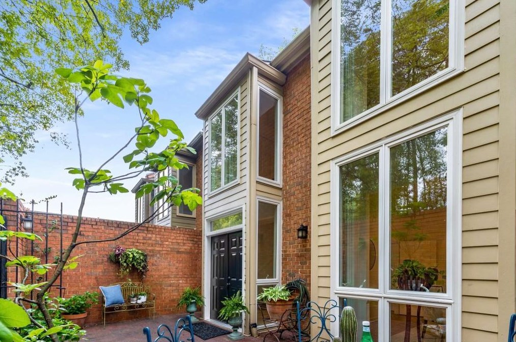 69 Willow Gln, Atlanta GA  30342-1341 exterior