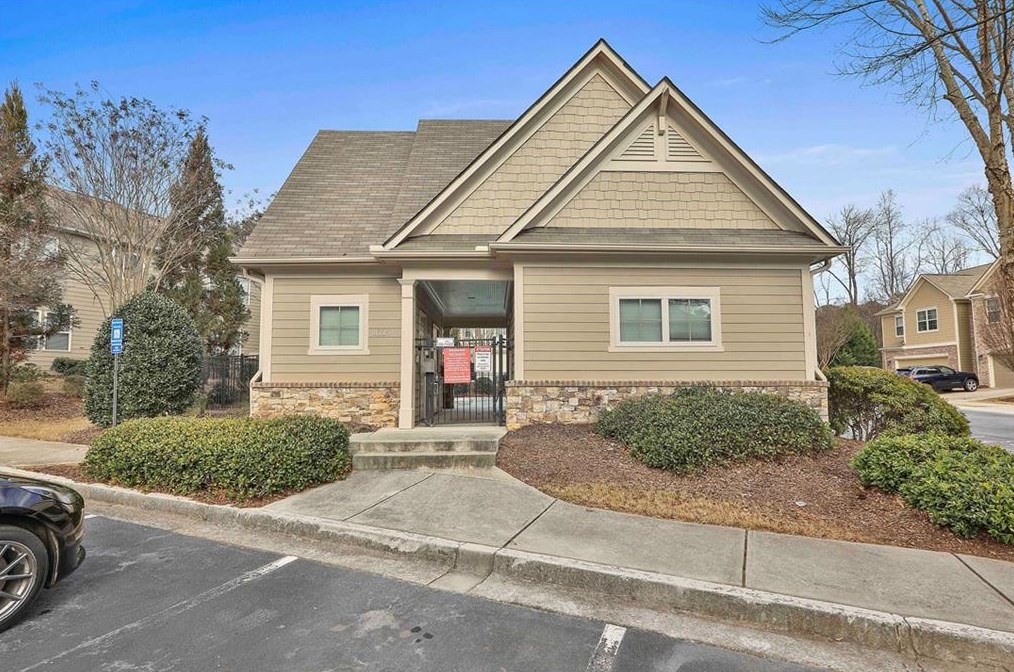 1568 Lenox Overlook Rd, Atlanta GA  30329-1528 exterior