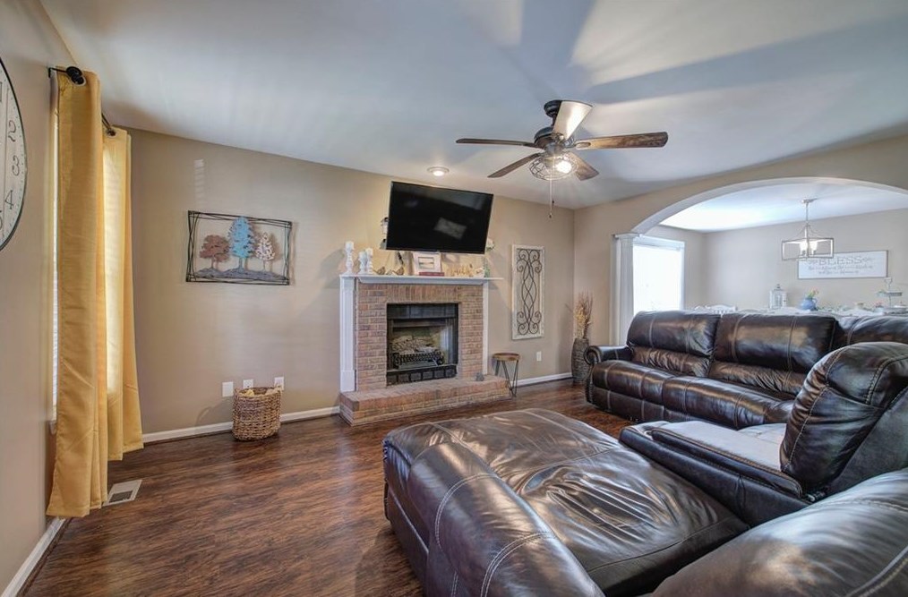 109 Honeysuckle Dr, Calhoun, GA 30701-3663