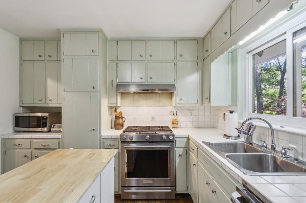1939 Forest Green Dr, Atlanta GA  30329-2604 exterior